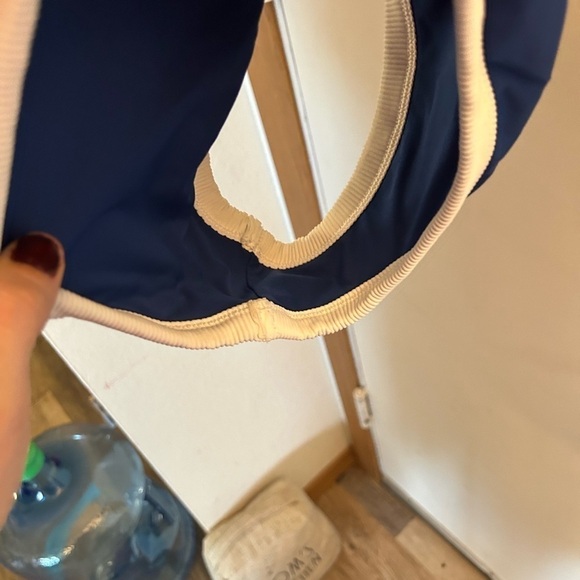 Aerie Best Babes One Piece Swimsuit One
Shoulder Cheekier
Graphic Print medium - Picture 3 of 5